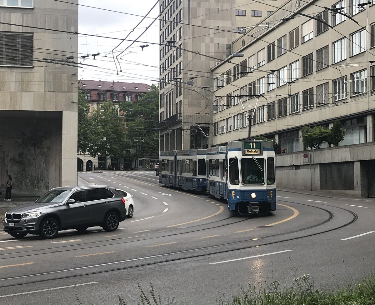 Linie 11 Wagennummer 2044  Wollishofen  zwischen Stampfenbach und Bahnhofquai. Datum: 6. 6. 2020