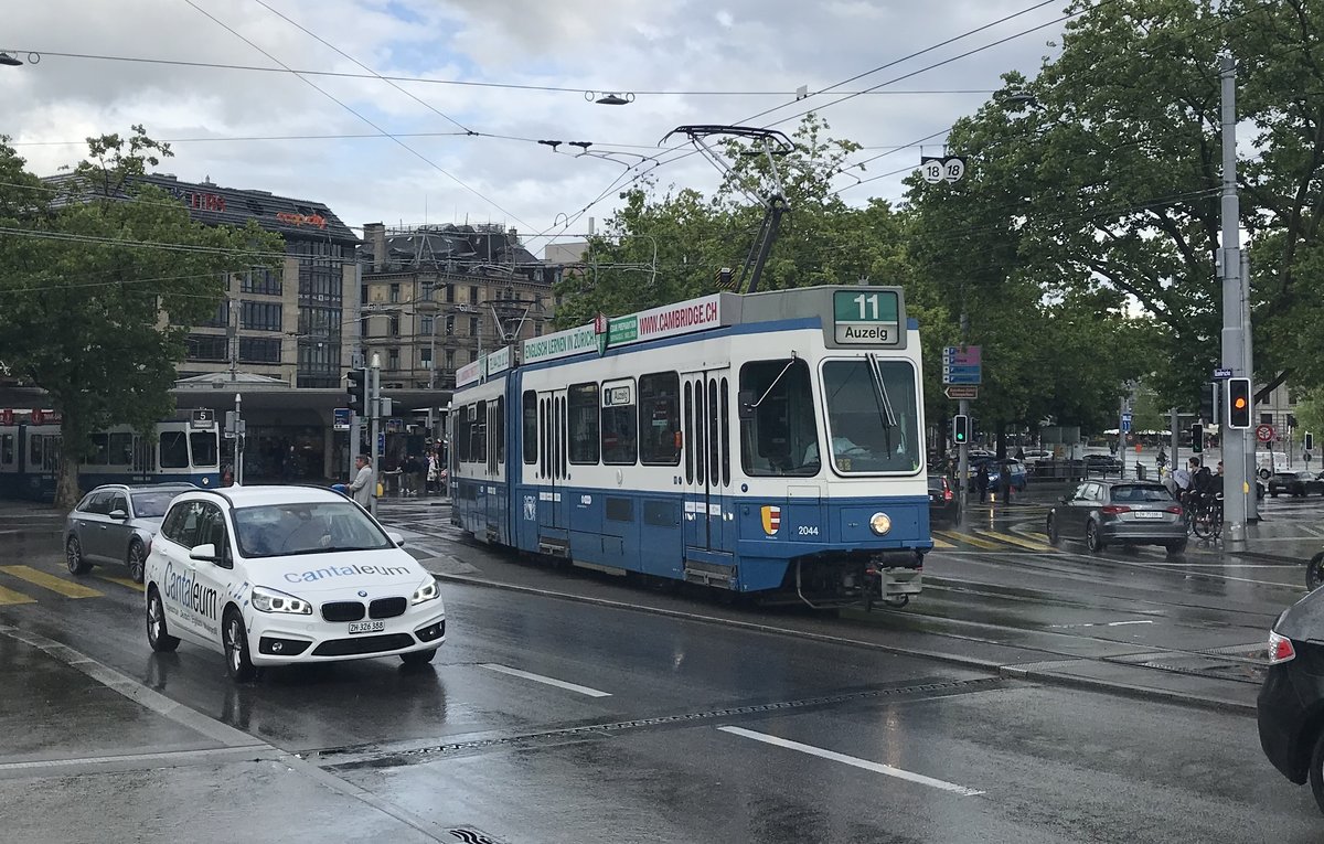 Linie 11 Wagennummer 2044  Wollishofen  am Bellevue. Datum: 6. 6. 2020