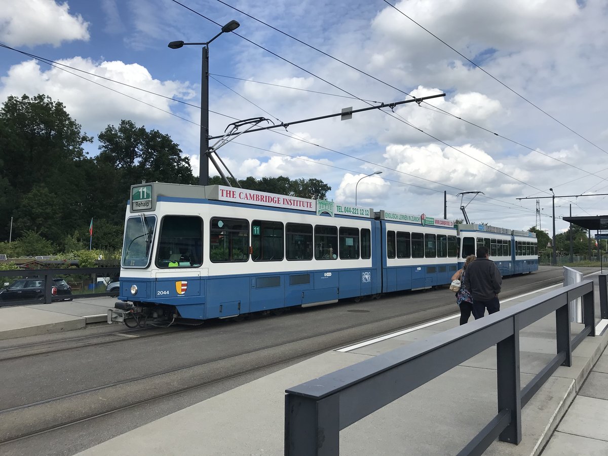 Linie 11 Wagennummer 2044  Wollishofen  an der Haltestelle Auzelg. Datum: 8. 6. 2020