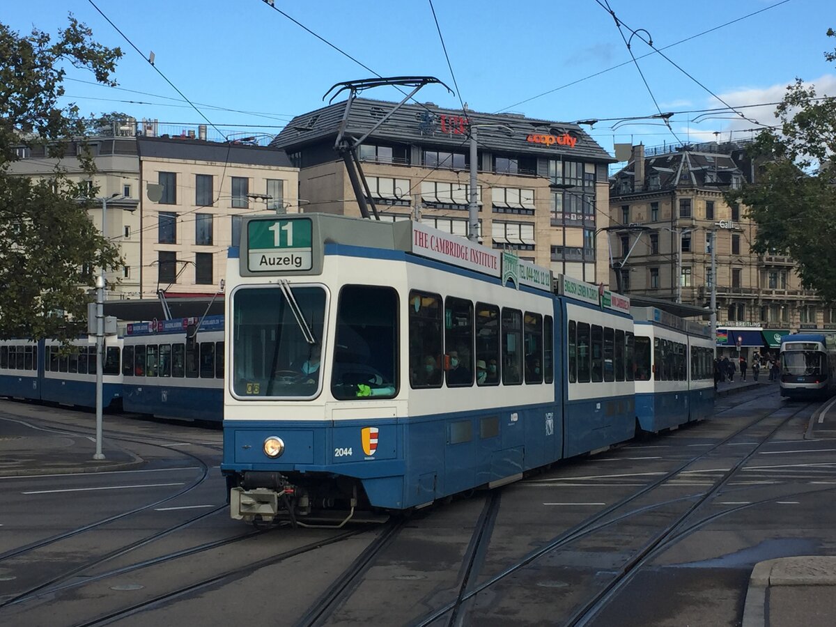 Linie 11 Wagennummer 2044  Wollishofen  beim Bellevue. Datum: 6. 10. 2021