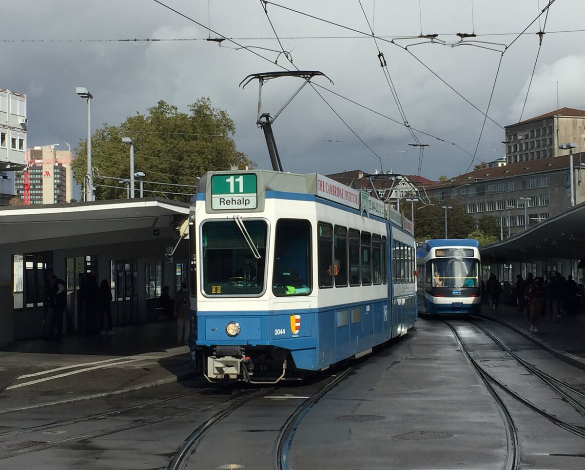Linie 11 Wagennummer 2044  Wollishofen  beim Bahnhofquai. Datum: 6. 10. 2021