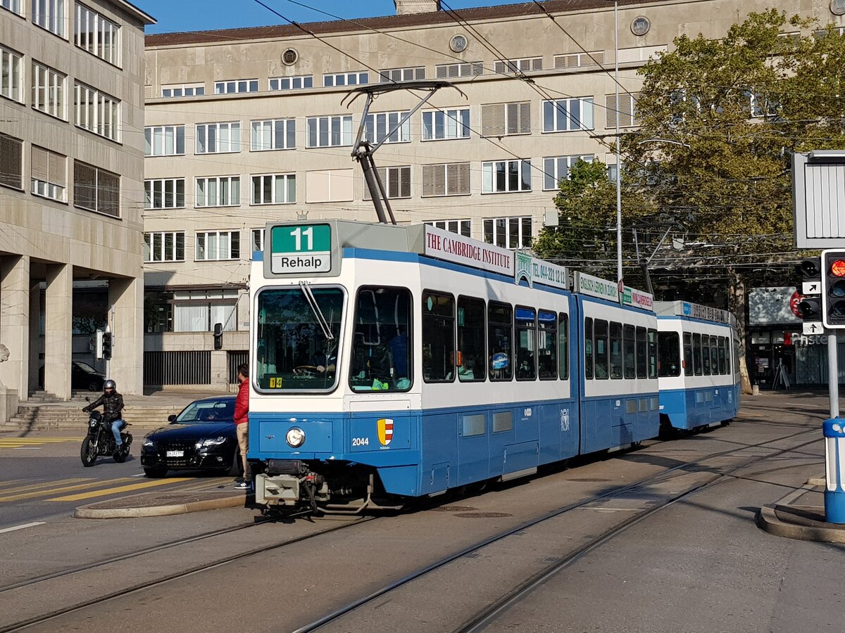 Linie 11 Wagennummer 2044  Wollishofen  auf der Walchebrücke. Datum: 9. 10. 2021