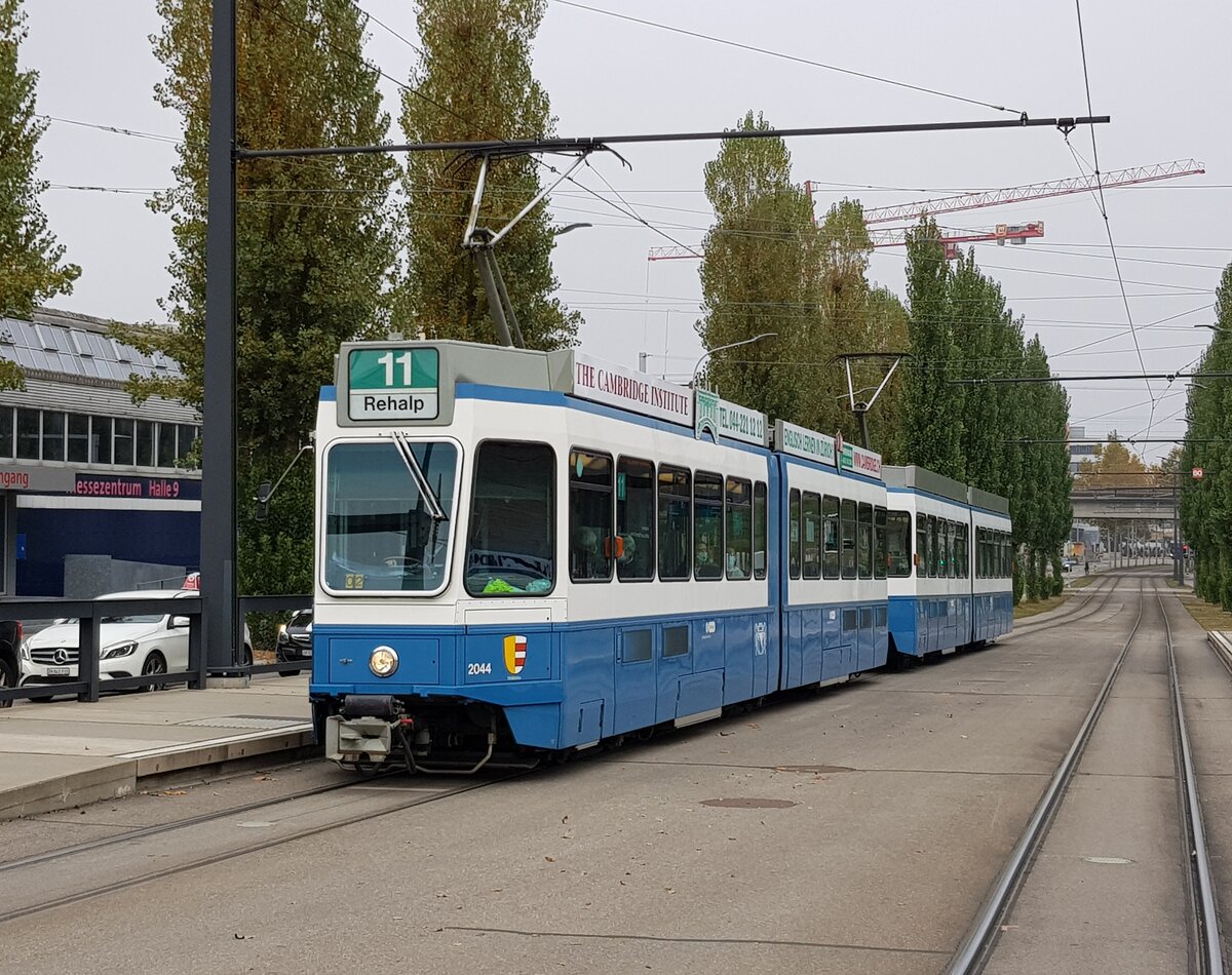 Linie 11 Wagennummer 2044  Wollishofen  beim Hallenstadion. Datum: 27. 10. 2021