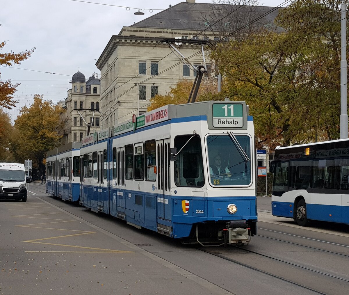 Linie 11 Wagennummer 2044  Wollishofen  beim Bürkliplatz. Datum: 29. 10. 2021