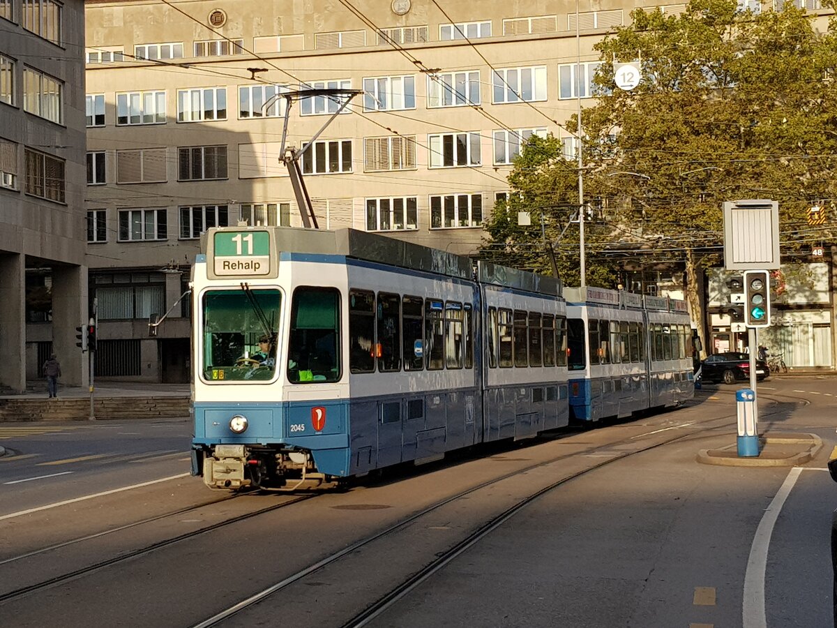 Linie 11 Wagennummer 2045  Riesbach  auf der Walchebrücke. Datum: 4. 10. 2021