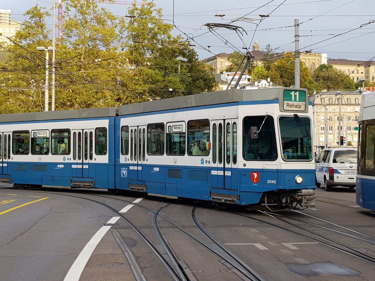 Linie 11 Wagennummer 2045  Riesbach  beim Bahnhofquai. Datum: 4. 10. 2021