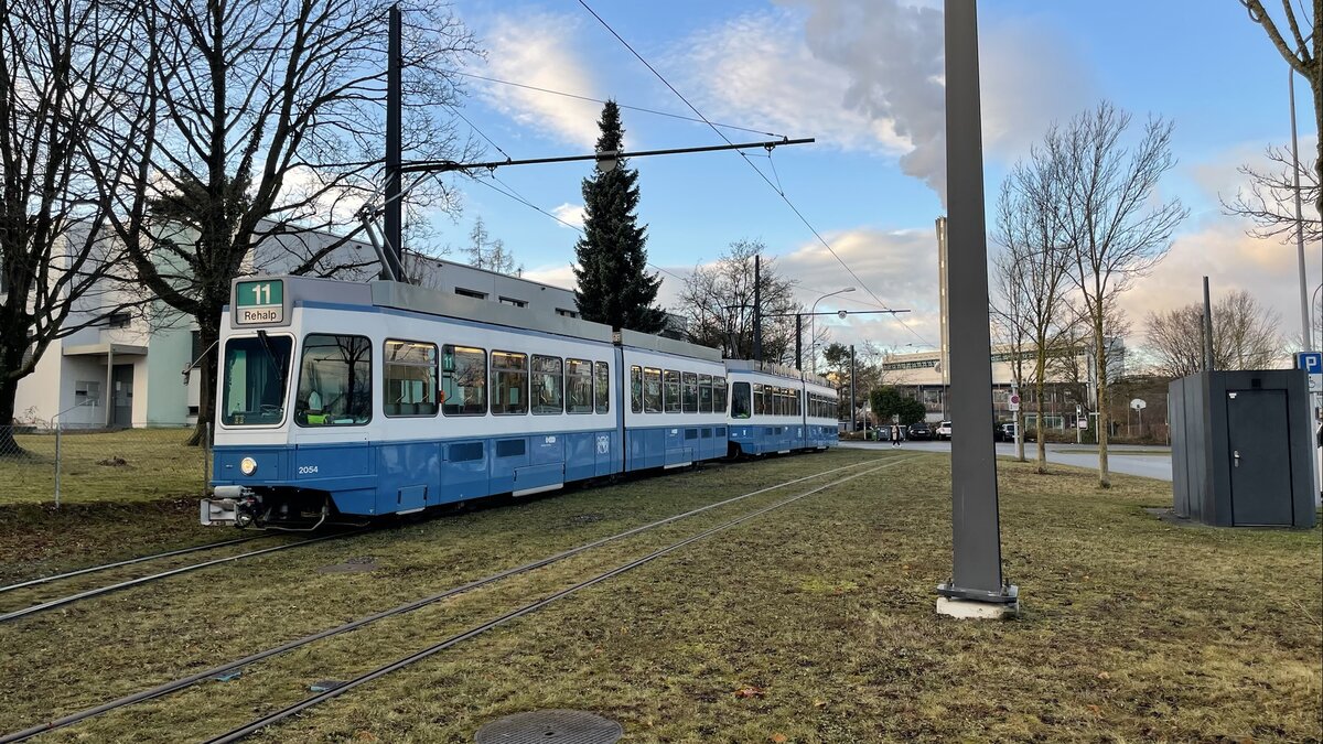 Linie 11 Wagennummer 2054 (2037 hinten) bei der Wendeschleife Auzelg. Datum: 1.12.2021