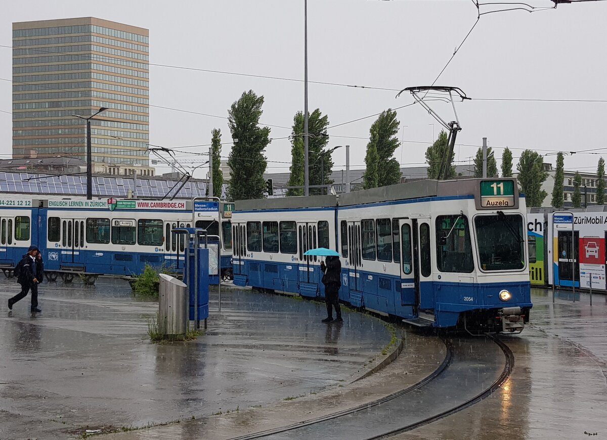 Linie 11 Wagennummer 2054 in der Wendeschleife Messe Hallenstadion. Wegen Unwetterschäden war der Streckenabschnitt bis Auzelg gesperrt. Datum: 13. 7. 2021