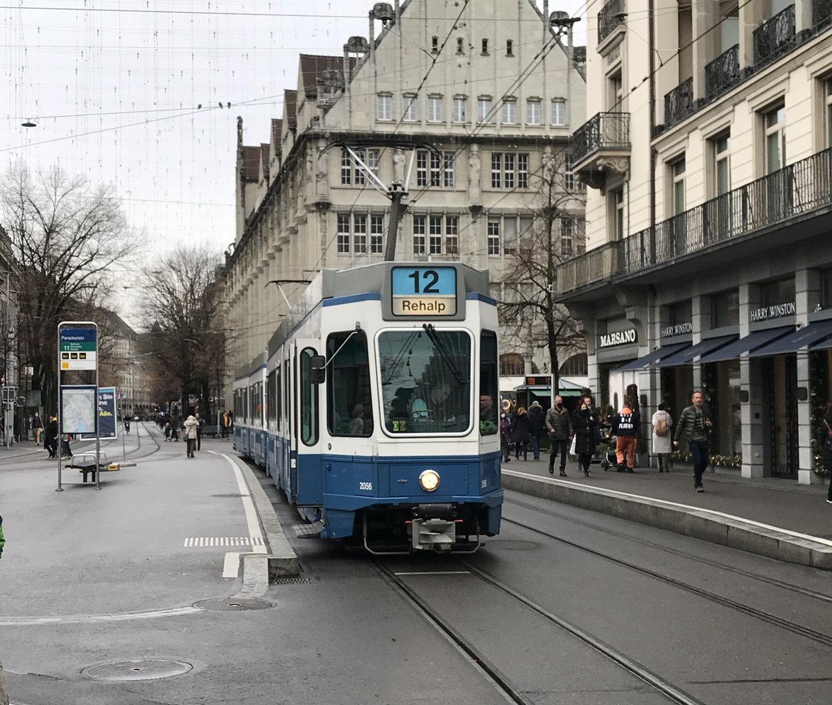 Linie 11 Wagennummer 2056 (fälschlicherweise als Linie 12 angeschrieben) am Paradeplatz. Datum: 5. 12. 2020