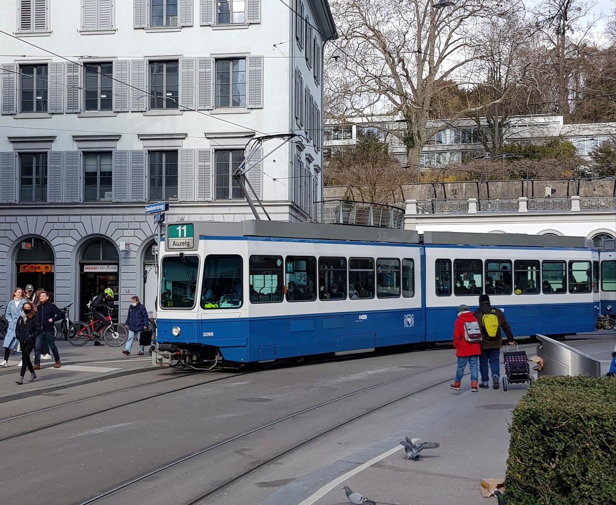 Linie 11 Wagennummer 2066 beim Bahnhof Stadelhofen. Datum: 20. 3. 2021