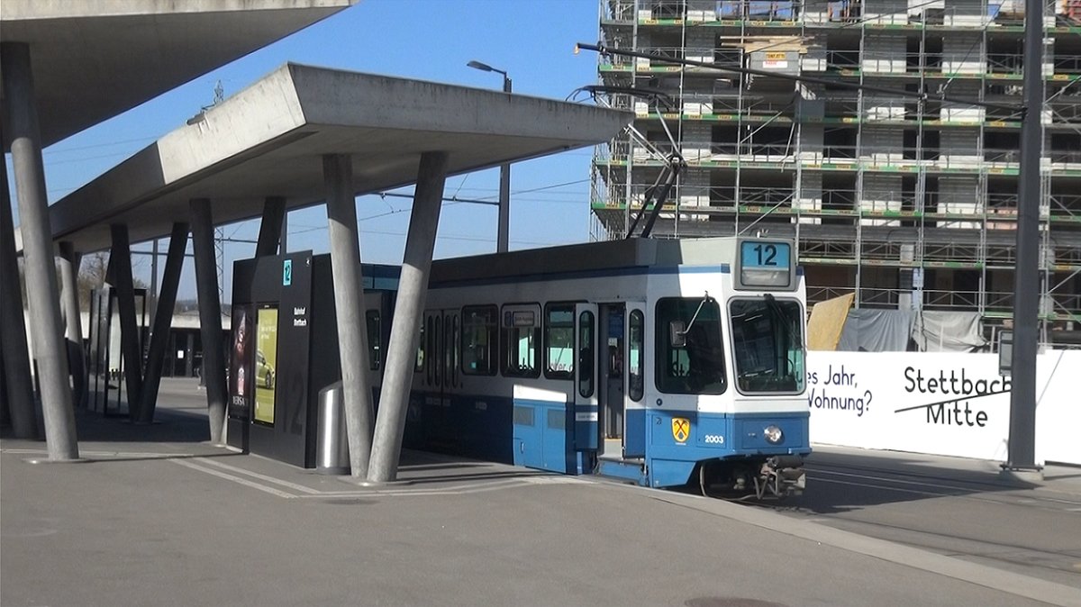 Linie 12 2003  Unterstrass  an der Haltestelle Bahnhof Stettbach. Datum: 27. 3. 2020