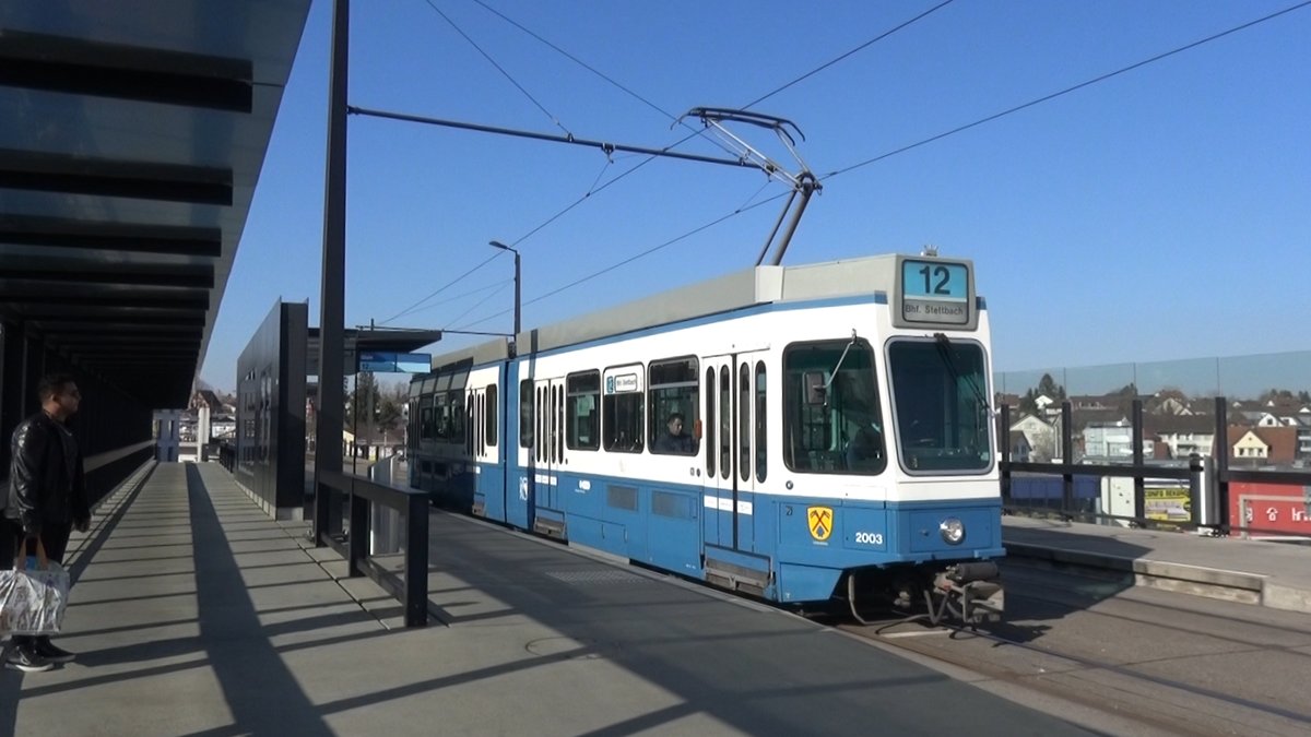 Linie 12 2003  Unterstrass  an der Haltestelle Glattzentrum. Datum: 27. 3. 2020 