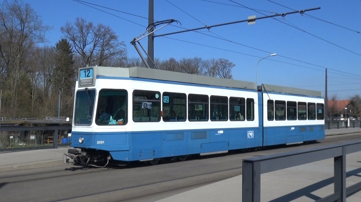 Linie 12 2051 an der Haltestelle Auzelg. 
Datum: 18. 3. 2020