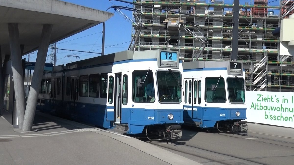 Linie 12 2051 und Linie 7 2023 an der Endhaltestelle Bahnhof Stettbach. Datum: 27. 3. 2020