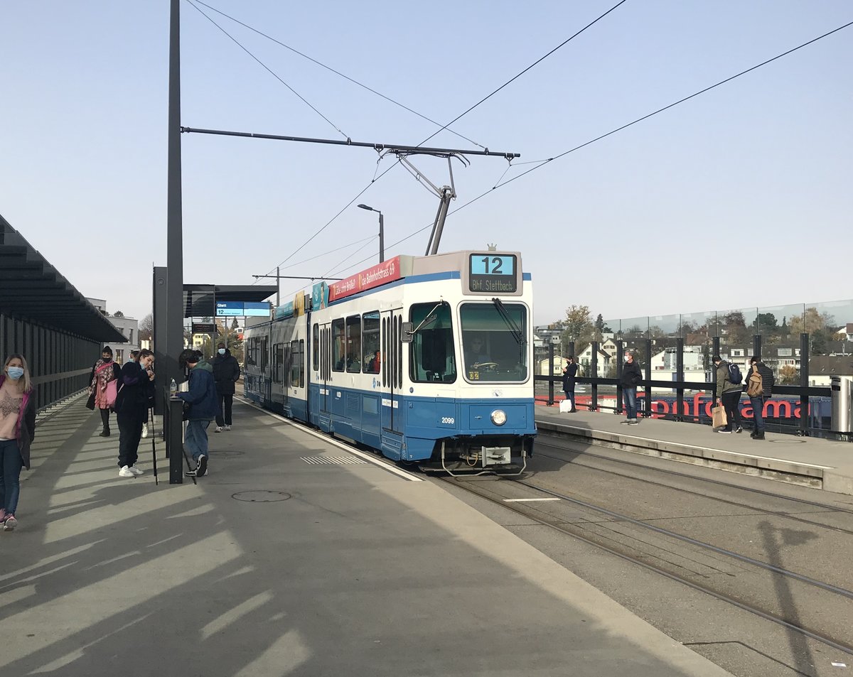 Linie 12 Nr. 2099 beim Einkaufszentrum Glatt. Datum: 7. 11. 2020