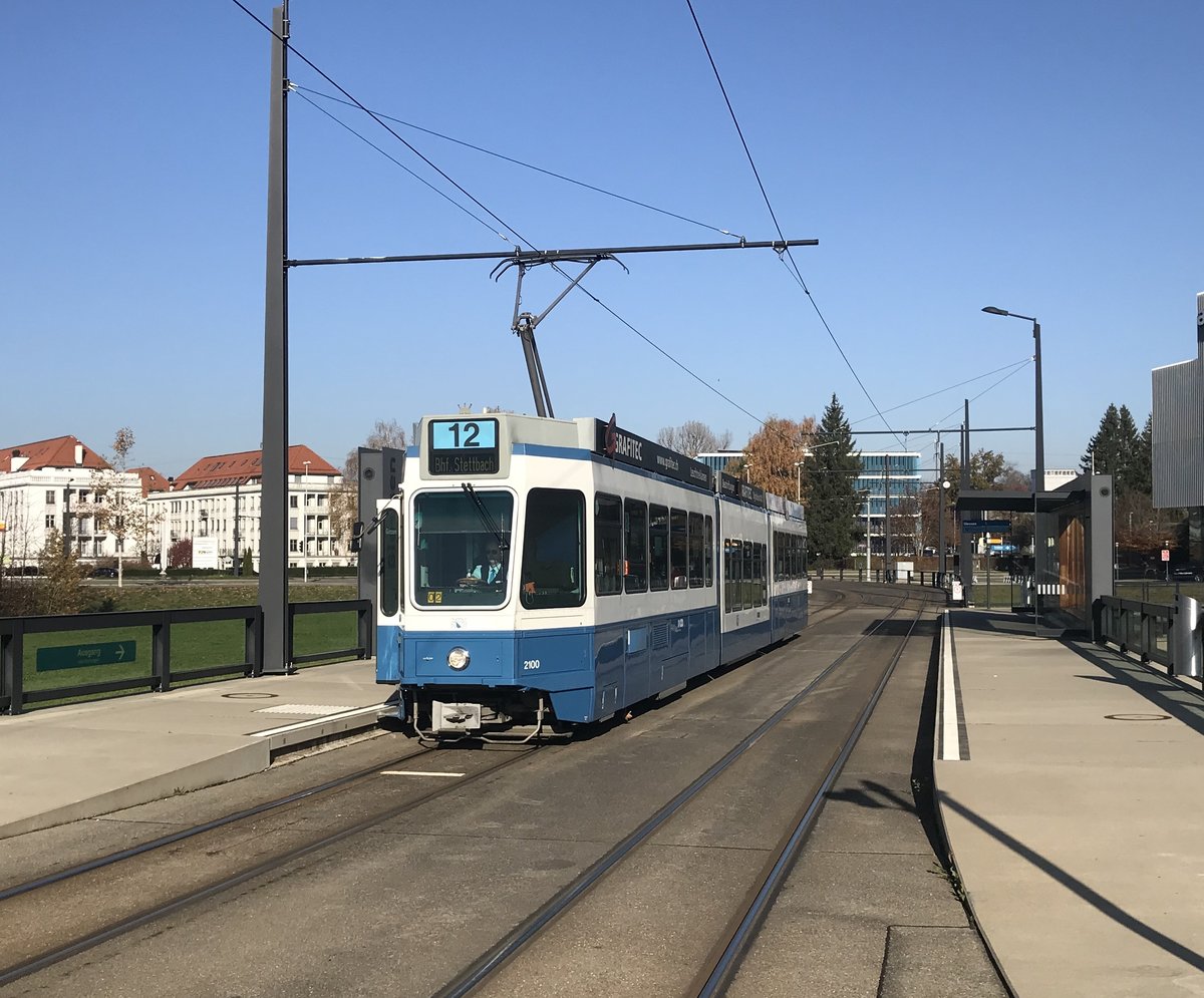 Linie 12 Nr. 2100 an der Haltestelle Dübendorf Giessen. Datum: 7. 11. 2020