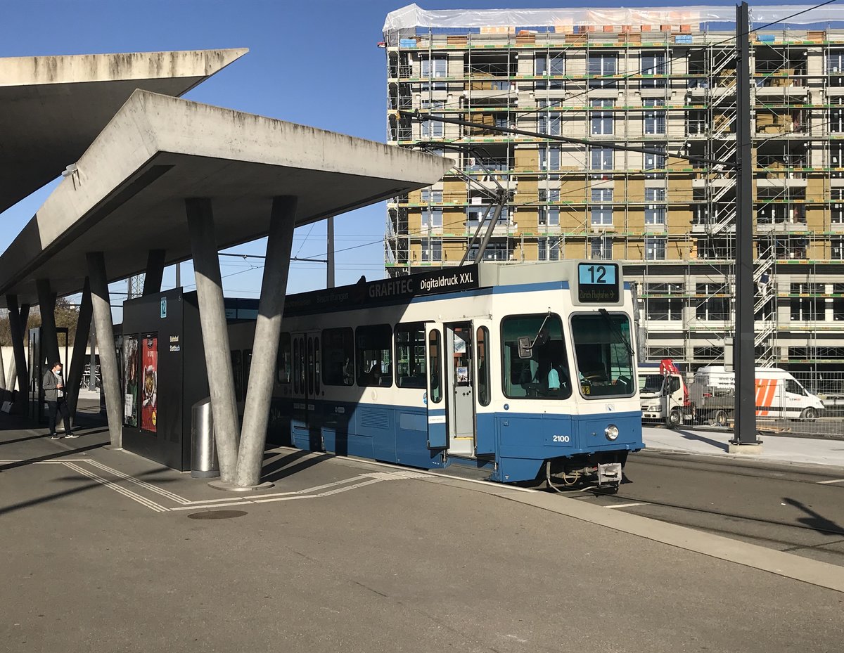 Linie 12 Nr. 2100 an der Endhaltestelle Bahnhof Stettbach. Datum: 7. 11. 2020