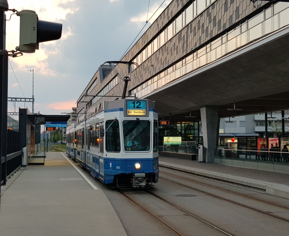 Linie 12 Wagennummer 2037  Oberstrass  an der Haltestelle Bahnhof Wallisellen. Dieser Wagen fährt so gut wie nie auf der Linie 12. Datum: 22. 4. 2021