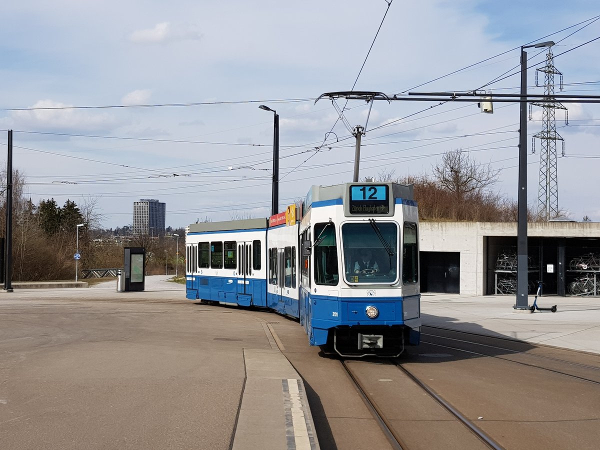 Linie 12 Wagennummer 2101 an der Endhaltestelle Bahnhof Stettbach. Datum: 20. 3. 2021