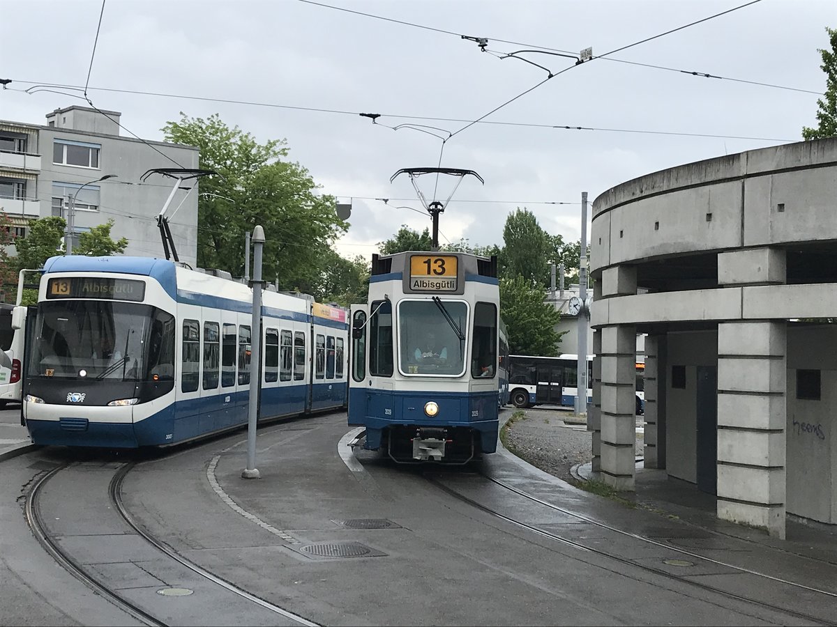 Linie 13 2029 neben einem Cobra Tram an der Endhaltestelle Frankental. Datum: 30. 4. 2020