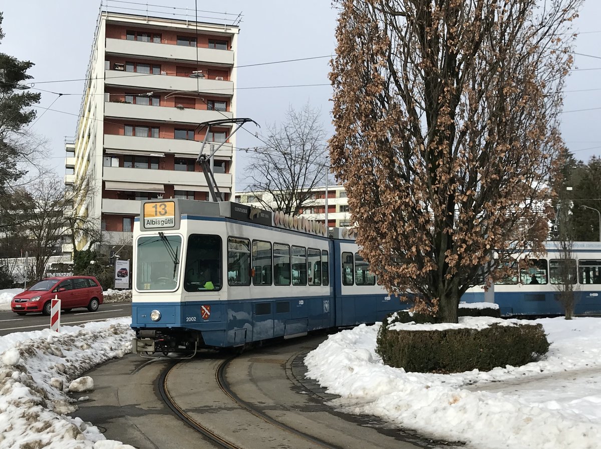 Linie 13 Wagennummer 2002 „Seebach“ verlässt die Endhaltestelle Frankental. Datum: 19. 1. 2021