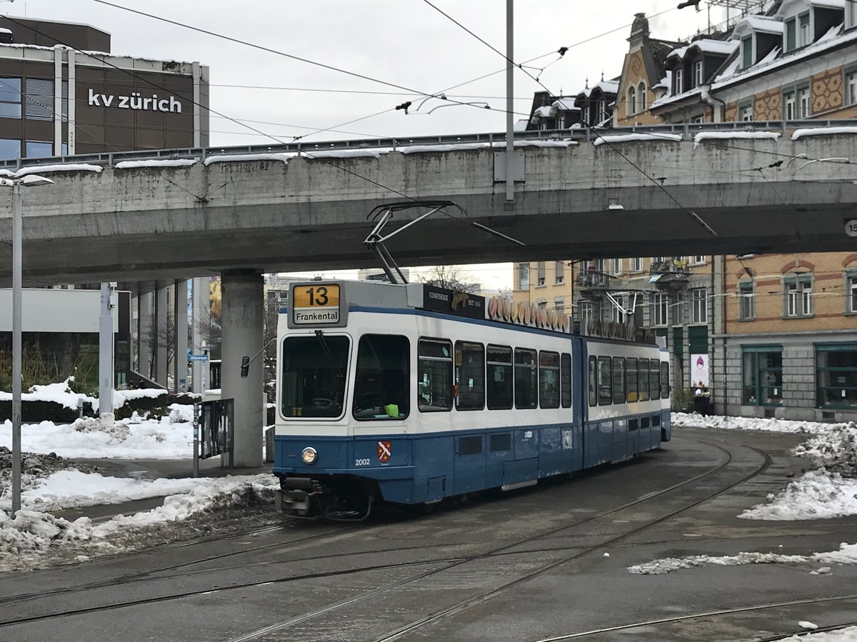 Linie 13 Wagennummer 2002 „Seebach“ beim Escher-Wyss-Platz. Datum: 19. 1. 2021