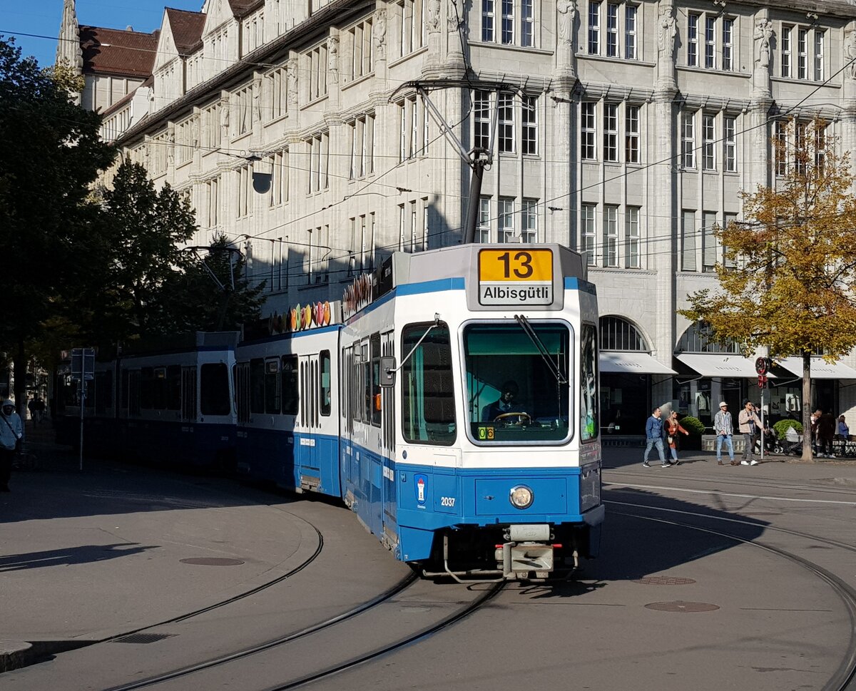 Linie 13 Wagennummer 2037  Oberstrass  beim Paradeplatz. Datum: 17. 10. 2021