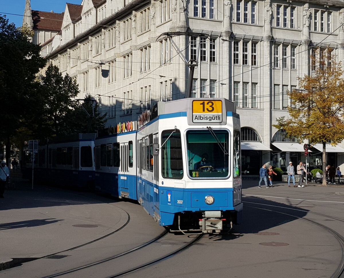 Linie 13 Wagennummer 2037  Oberstrass  beim Paradeplatz. Datum: 17. 10. 2021