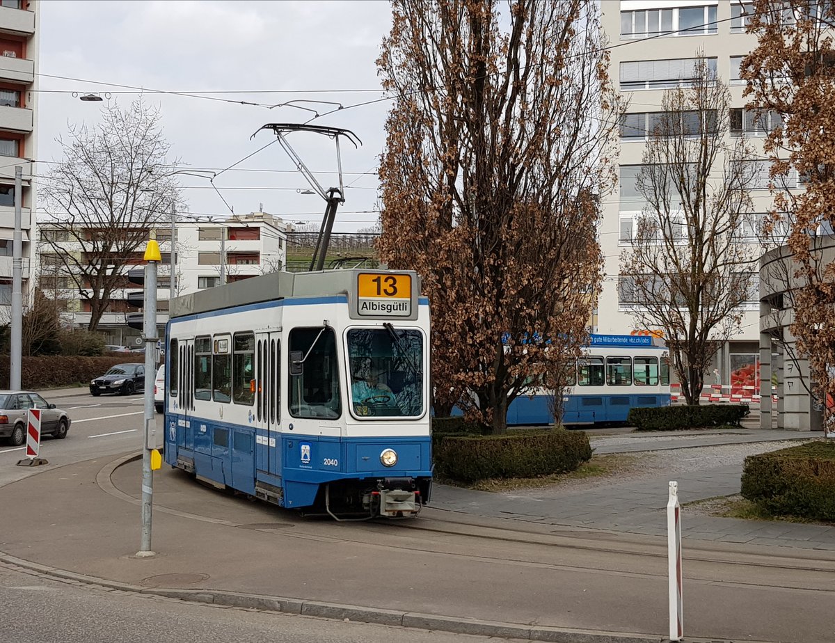 Linie 13 Wagennummer 2040  Rechts der Limmat  verlässt die Wendeschleife Frankental. Datum: 5. 3. 2021