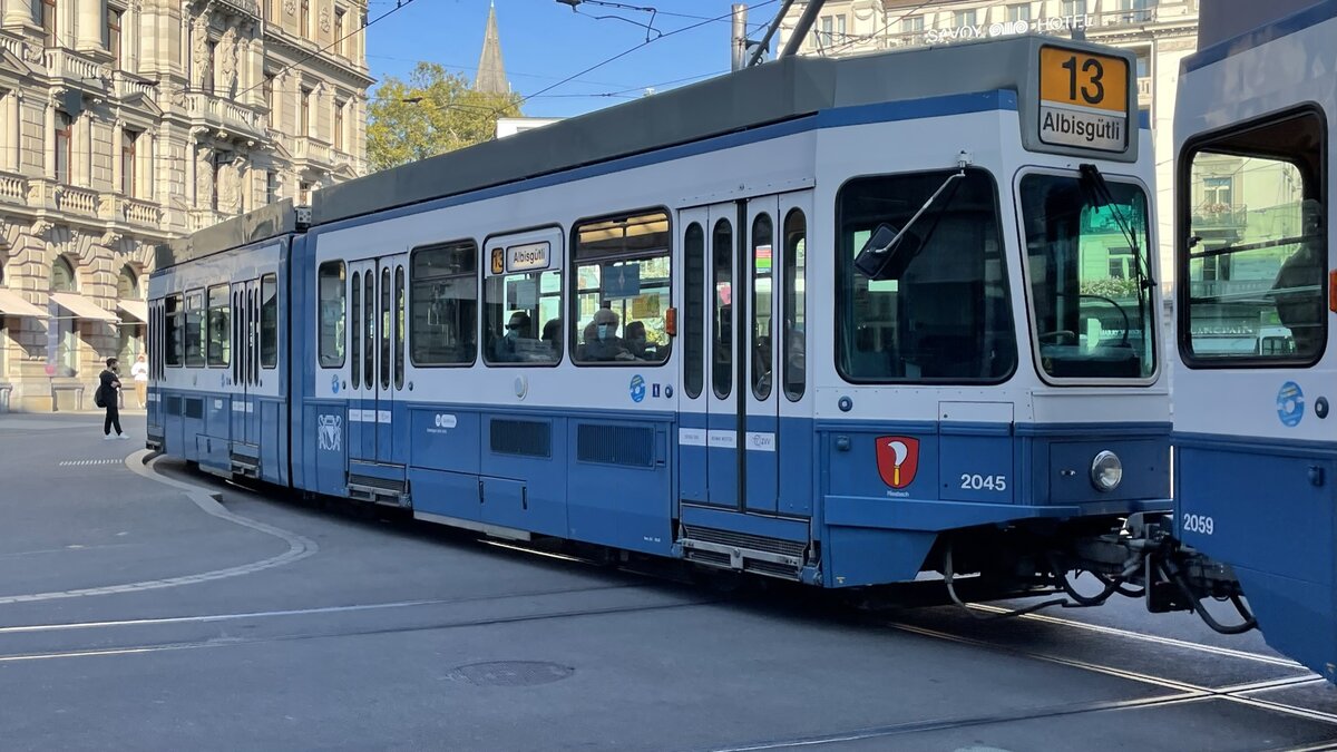 Linie 13 Wagennummer 2045  Riesbach  (2059 vorne) beim Paradeplatz. Datum: 16.10.2021