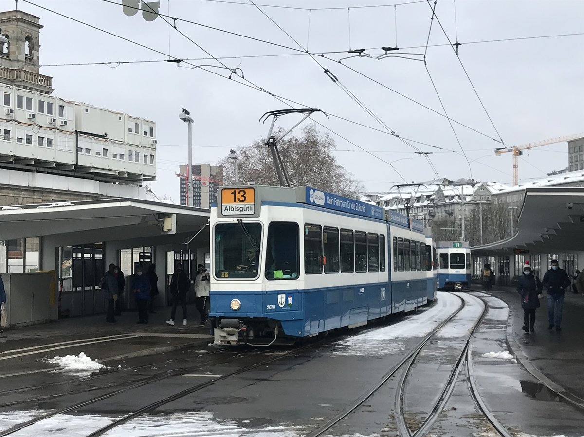 Linie 13 Wagennummer 2070 „Aussersihl + Hard“ beim Bahnhofquai. Datum: 10. 2. 2021