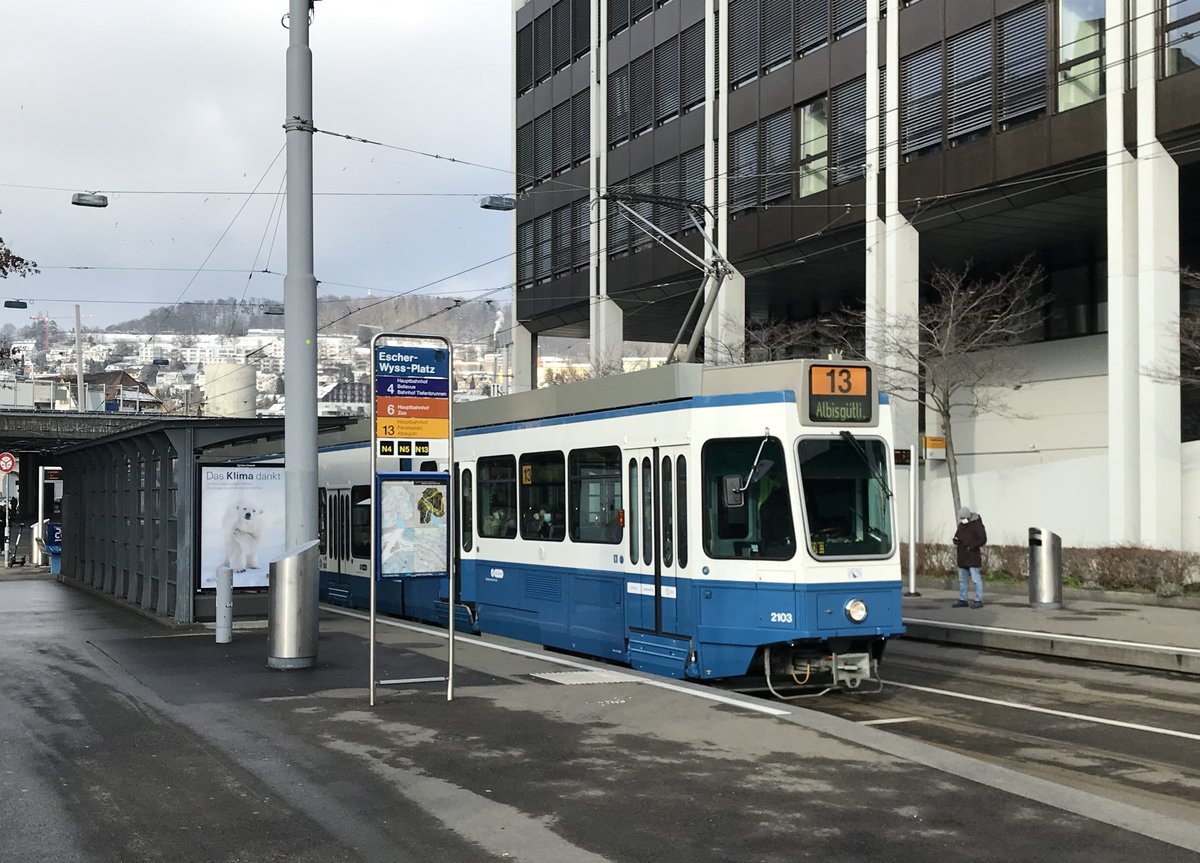 Linie 13 Wagennummer 2103 beim Escher-Wyss-Platz. Normalerweise verkehren auf der Linie 13 keine Sänften. Möglicherweise ist dies der Einsatzwagen, der tagsüber in der Gessnerallee steht. Datum: 7. 1. 2021