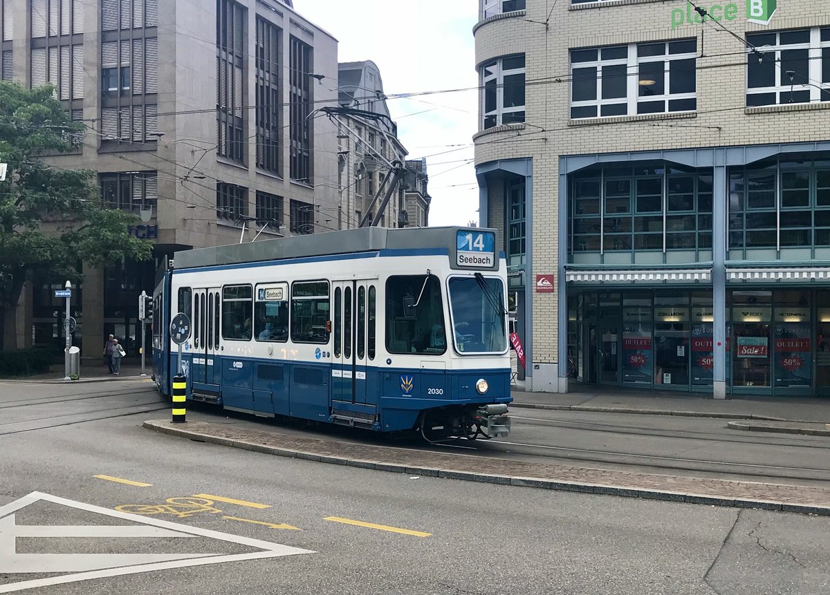 Linie 14 2030  Hirslanden  kurz nach der Haltestelle Stauffacher. Datum: 1. 7. 2020