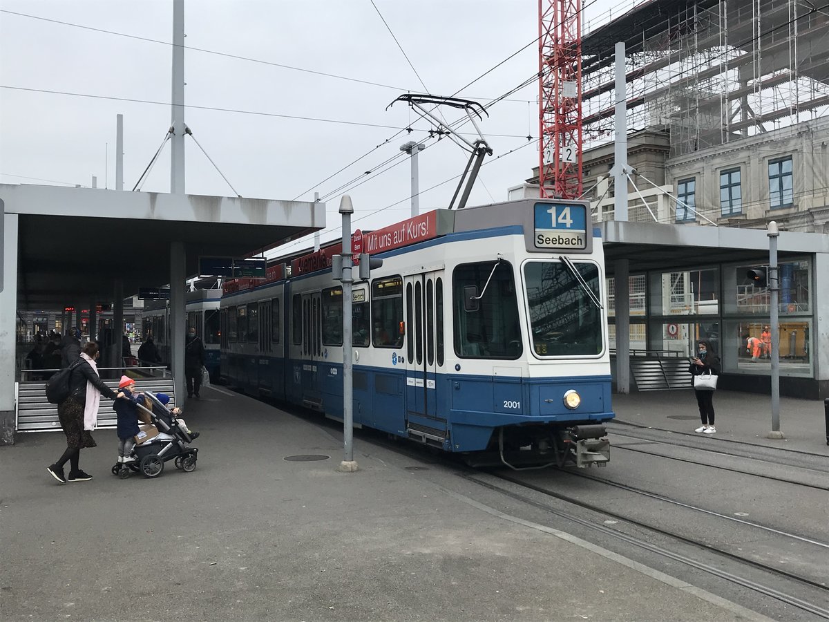 Linie 14 Nr. 2001 beim Bahnhofplatz. Datum: 7. 11. 2020