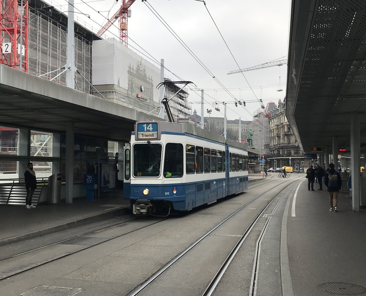 Linie 14 Nr. 2012  Wiedikon  Solo beim Bahnhofplatz. Datum: 7. 11. 2020