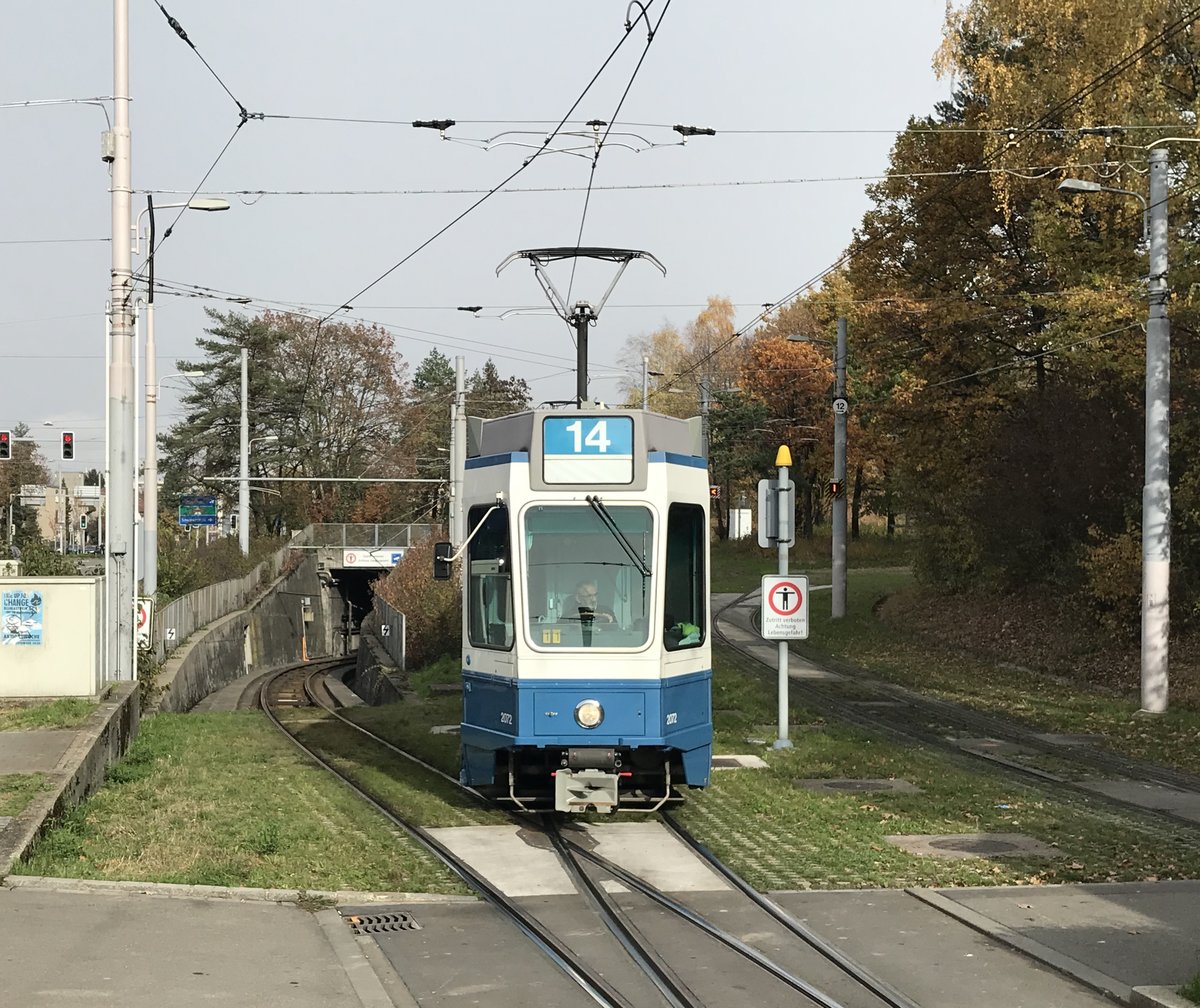 Linie 14 Nr. 2072 + 2025 ohne Zielanzeige beim Milchbuck. Datum: 7. 11. 2020