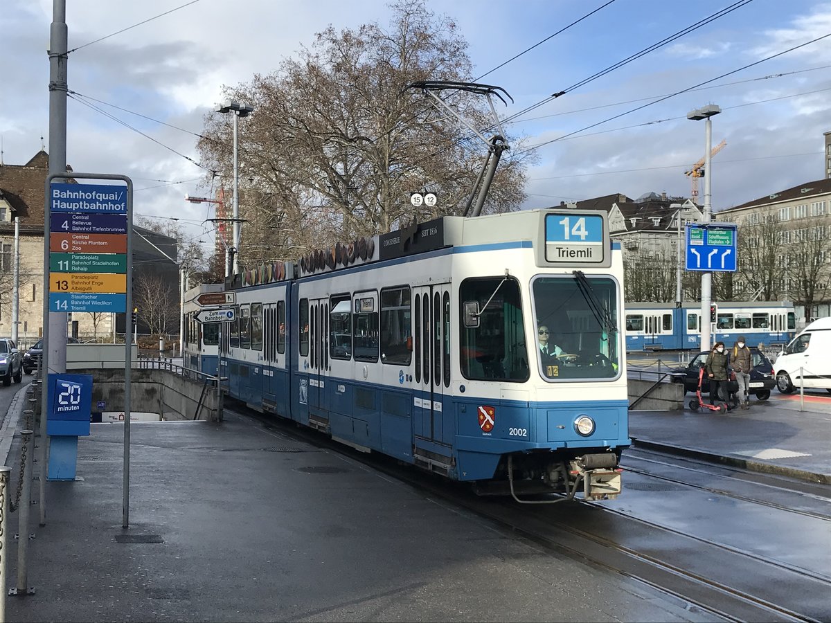 Linie 14 Wagennummer 2002  Seebach  beim Bahnhofquai. Datum: 29. 1. 2021