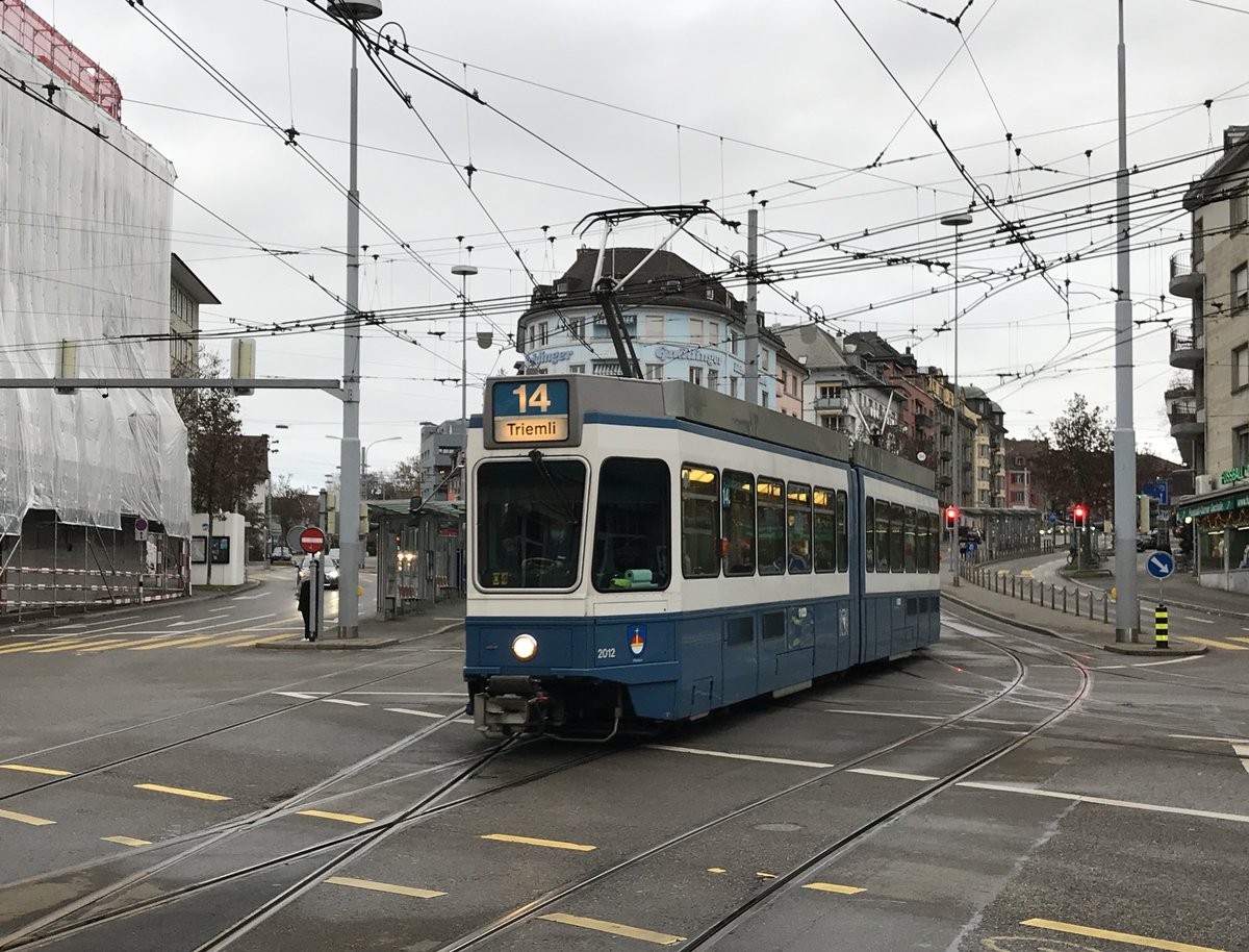 Linie 14 Wagennummer 2012  Wiedikon  beim Schaffhauserplatz. Datum: 13. 12. 2020