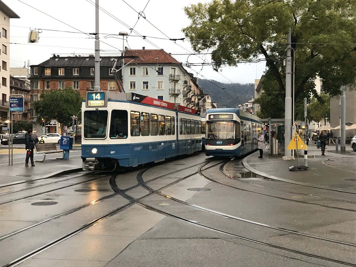 Linie 14 Wagennummer 2077 beim Bahnhof Wiedikon. Datum: 15. 10. 2020