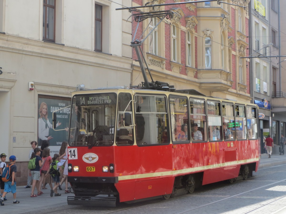Linie 14 (Waggon 607) der Straßenbahn Kattowitz an der ul. Kochanowskiego (Kochanowski-Straße = ehemals Sachs-Straße) am 2. Juli 2015