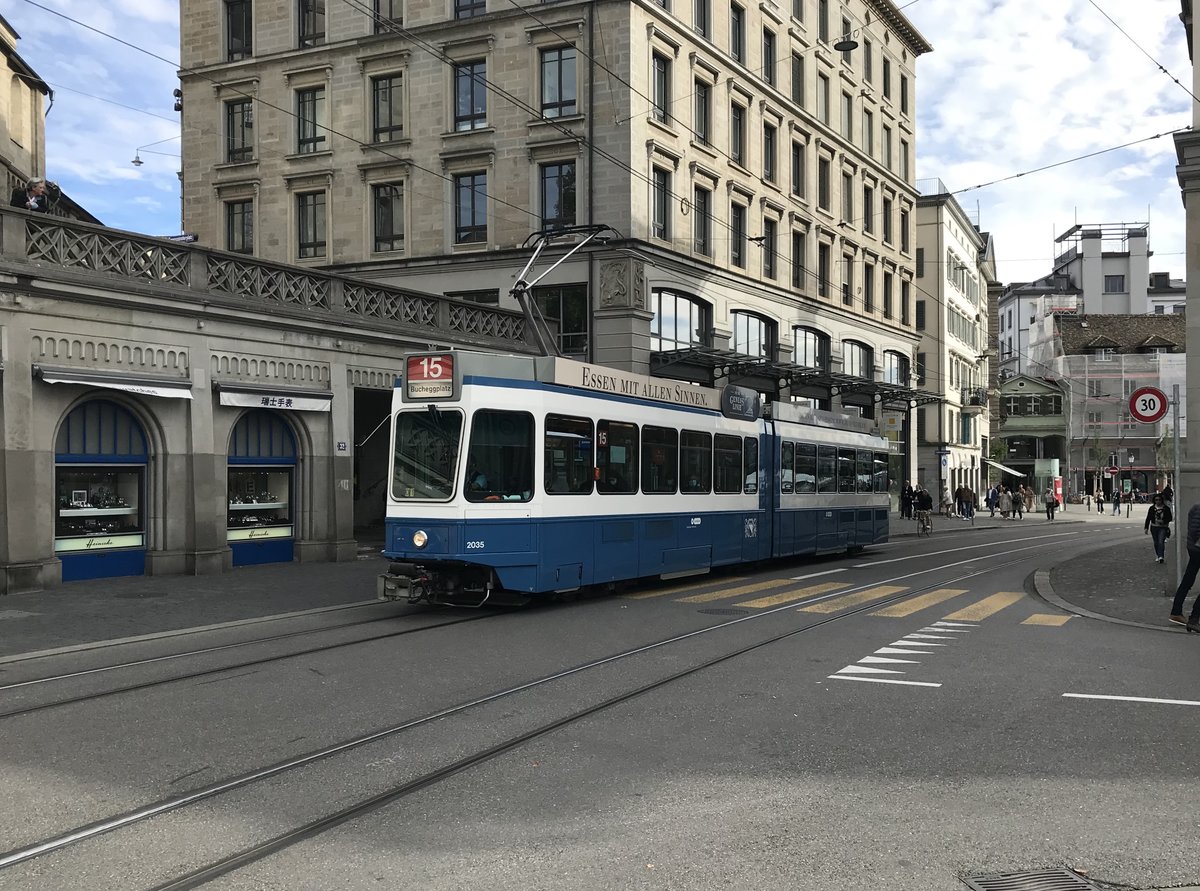 Linie 15 2035 an der Haltestelle Helmhaus. Datum: 4. 10. 2020