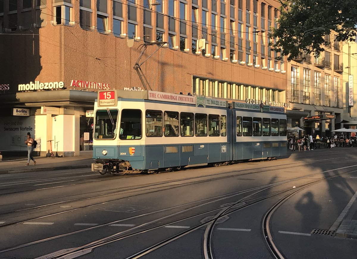 Linie 15 2044  Wollishofen  am Bellevue. Datum: 27. 6. 2020