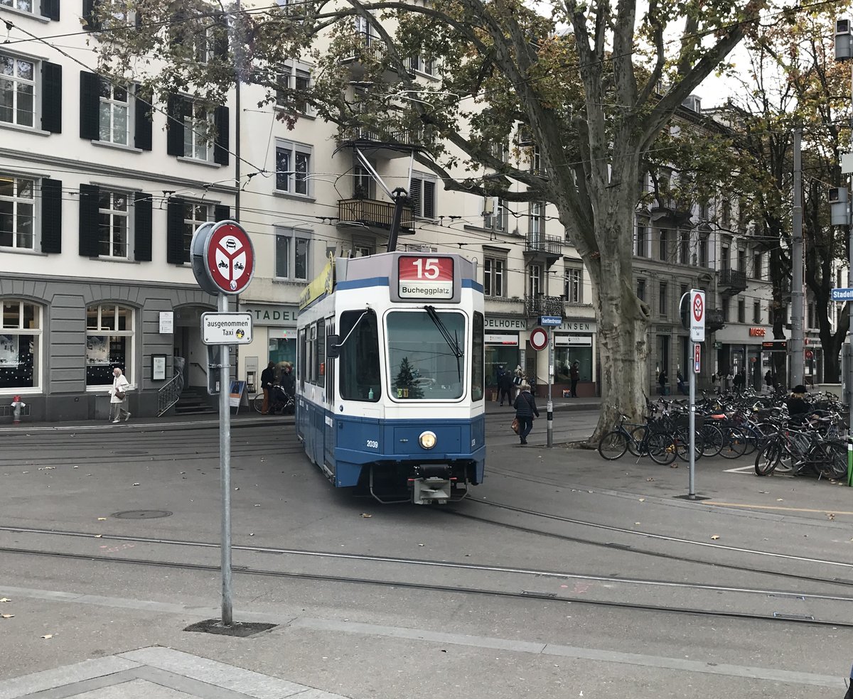 Linie 15 Nr. 2039 wendet beim Bahnhof Stadelhofen. Datum: 8. 11. 2020