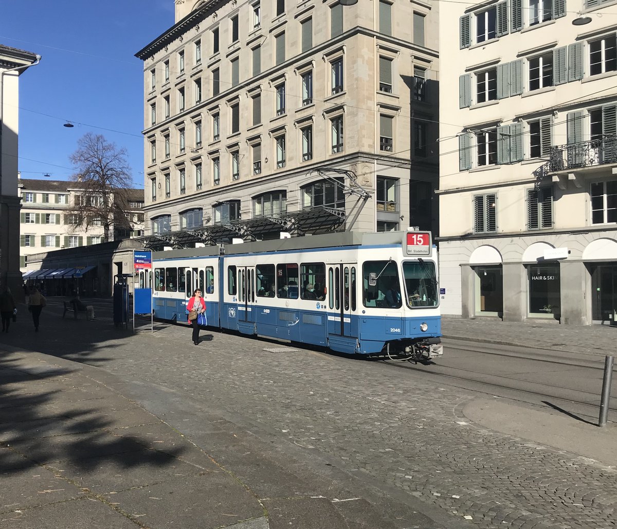 Linie 15 Nr. 2046 an der Haltestelle Helmhaus. Datum: 4. 11. 2020