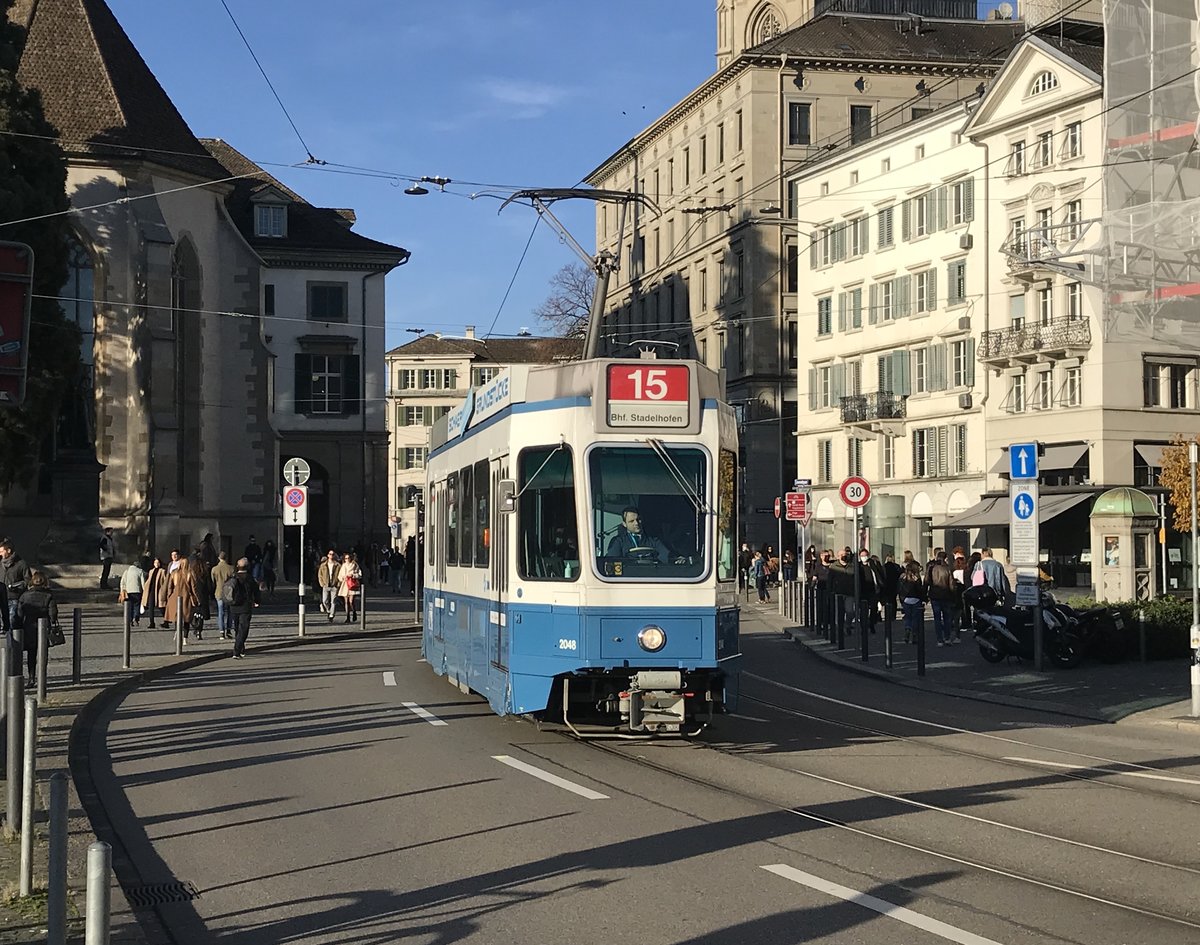 Linie 15 Nr. 2048 zwischen Helmhaus und Bellevue. Datum: 14. 11. 2020