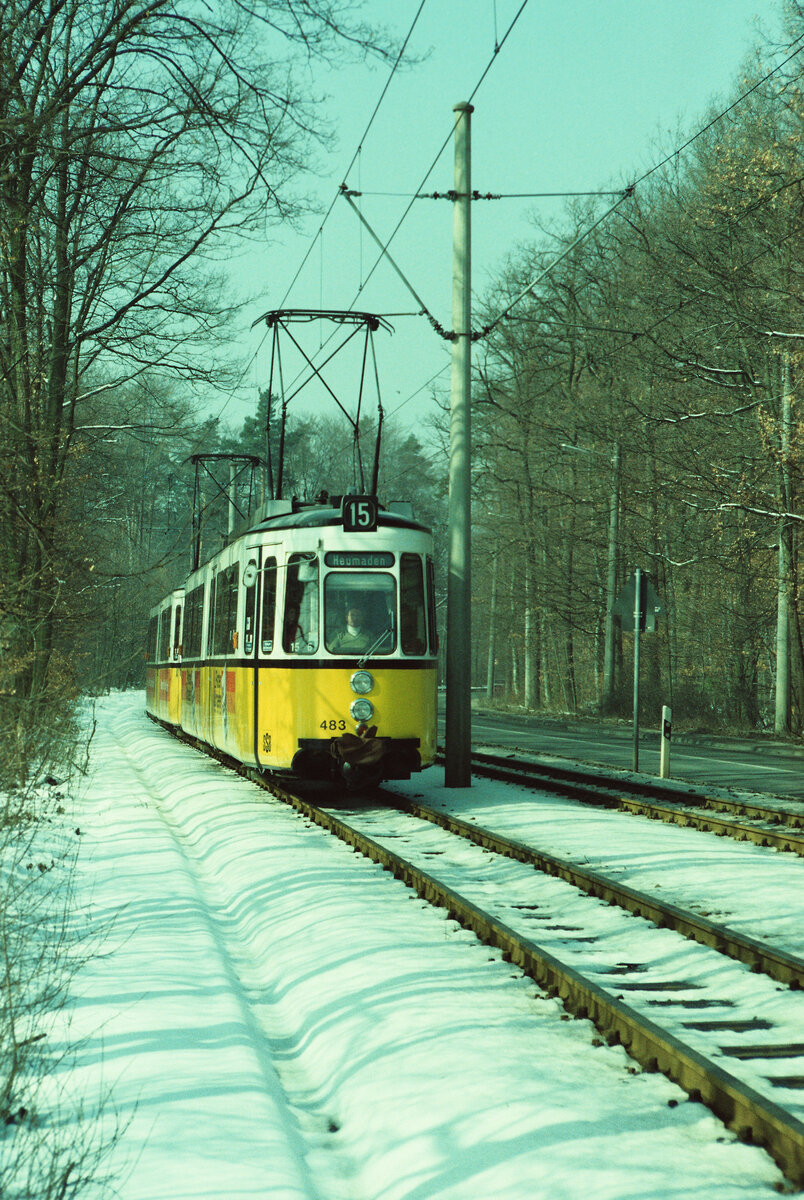 Linie 15 der Stuttgarter Straßenbahn bei Schnee: Ein Zug aus zwei GT4 (vorn TW  483) zwischen Ruhbank und Silberwald schon unmittelbar vor Sillenbuch.
Datum: 11.03.1984