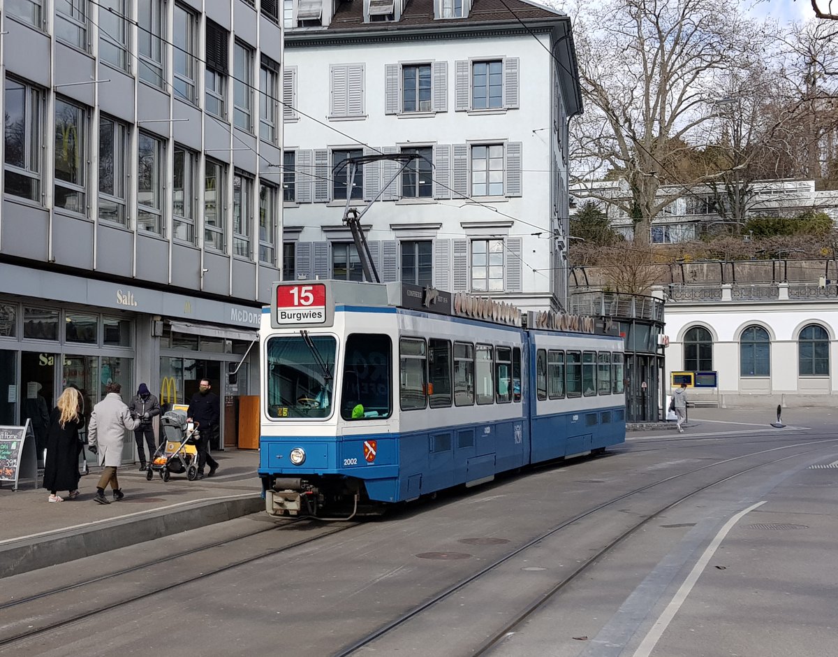 Linie 15 Wagennummer 2002  Seebach  beim Bahnhof Stadelhofen. Datum: 20. 3. 2021