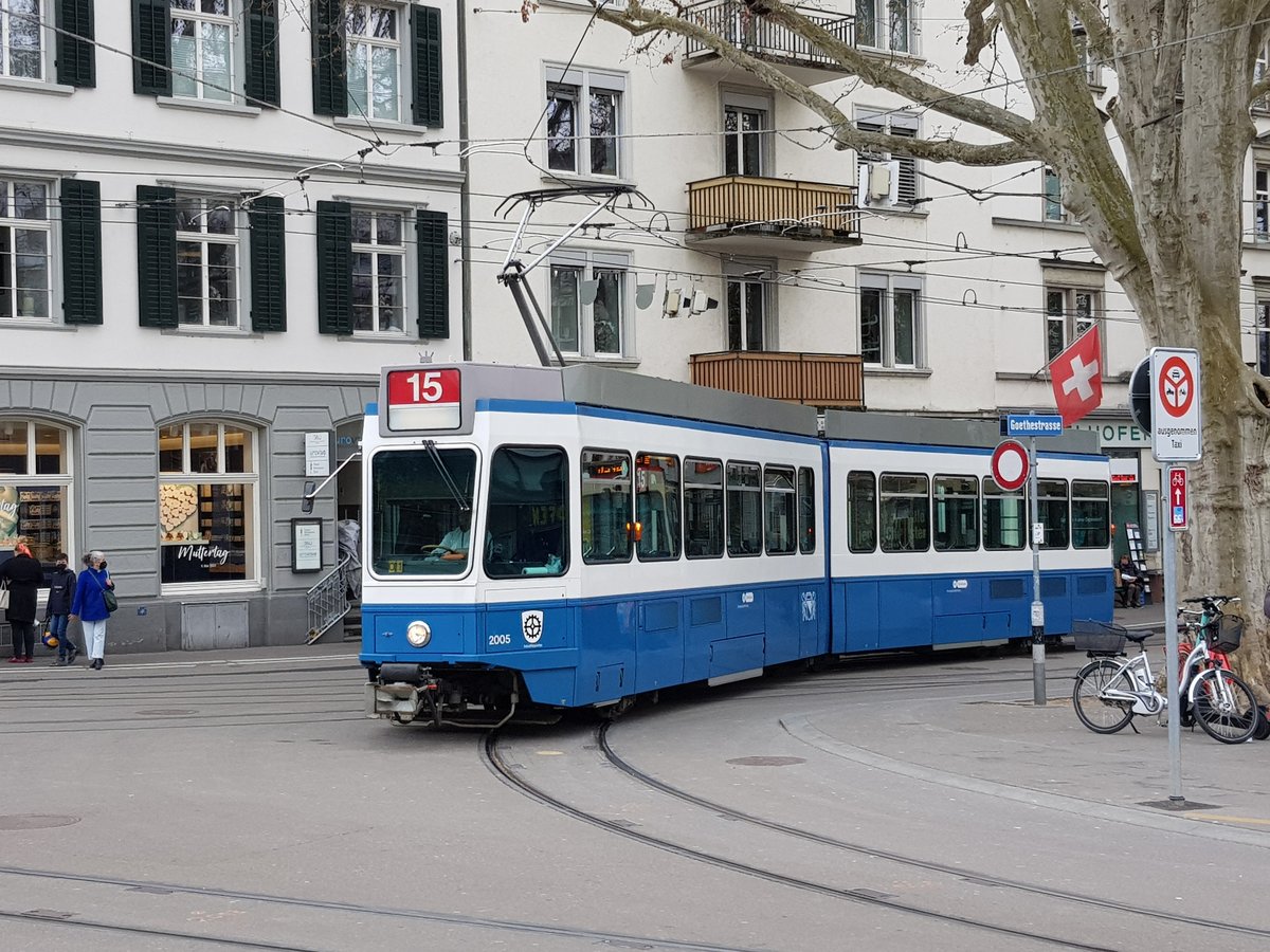 Linie 15 Wagennummer 2005  Industriequartier  beim Bahnhof Stadelhofen. Datum: 17. 4. 2021