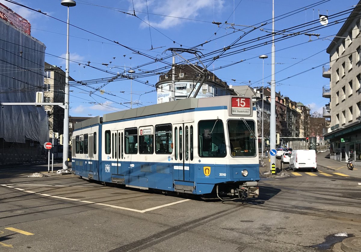 Linie 15 Wagennummer 2010 „Wipkingen“ beim Schaffhauserplatz. Datum: 24. 1. 2021