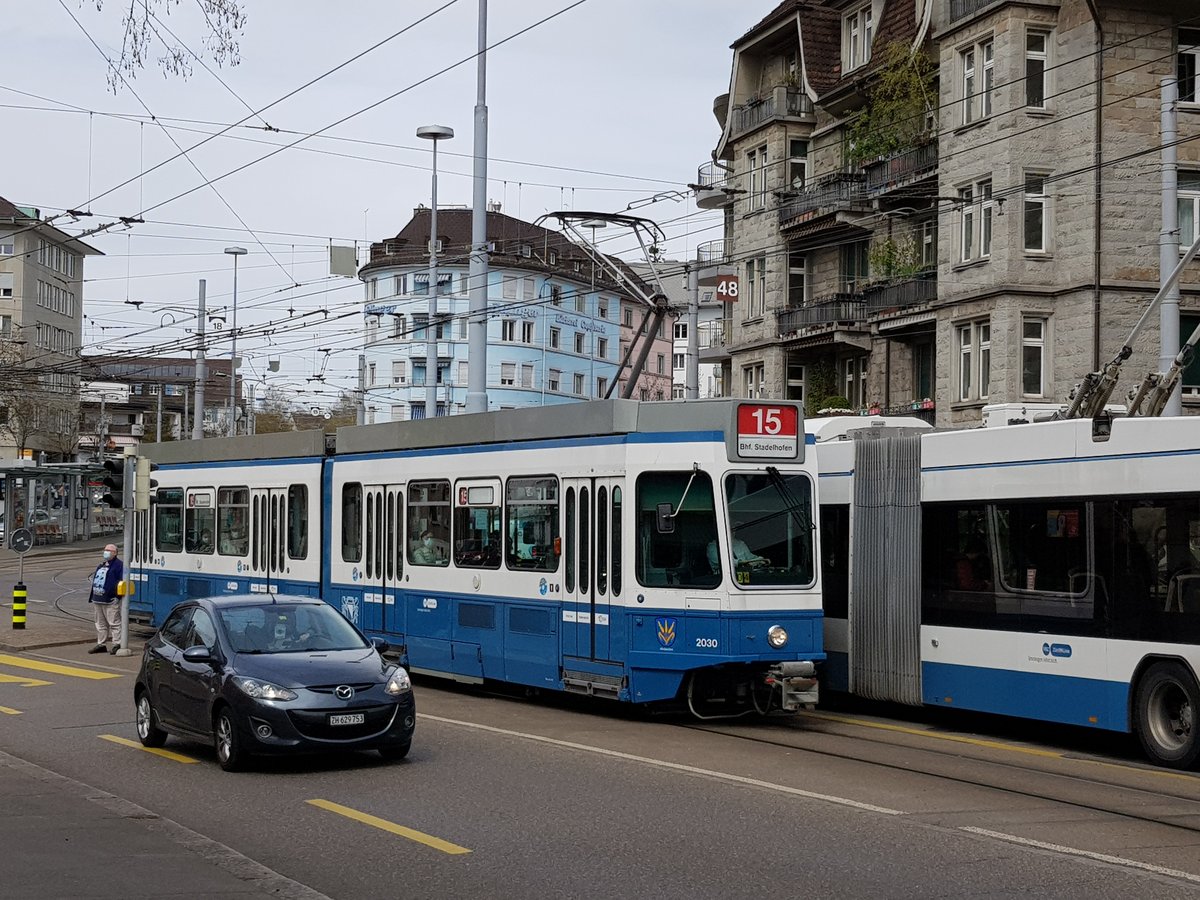 Linie 15 Wagennummer 2030  Hirslanden  beim Schaffhauserplatz. Datum: 9. 4. 2021